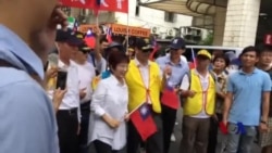 : 台湾各地的军公教人员举行大规模示威游行,抗议政府推动的年金改革将他们污名化。(美国之音林枫拍摄) : 台湾各地的军公教人员举行大规模示威游行,抗议政府推动的年金改革将他们污名化。(美国之音林枫拍摄)