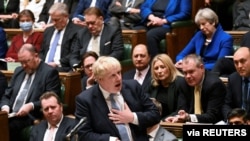 资料照片:英国首相约翰逊在下议院就有关唐宁街据称在实行新冠疫情封闭措施期间举办派对的一份报告发布声明。(2022年1月31日)