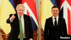 乌克兰总统泽连斯基(右)在基辅会晤到访的英国首相约翰逊。(2022年2月1日)