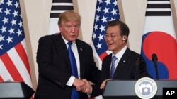 美国总统川普(左)与韩国总统文在寅在首尔的韩国总统府举行联合新闻发布会。(2017年11月7日)