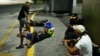 ARCHIVO - Migrantes venezolanos que regresan del sur de México, tras darse por vencidos en su intento de llegar a EEUU, descansan en una calle en la Ciudad de Panamá. 6 de marzo de 2025.