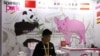 资料照片:上海中国国际进口博览会上的西班牙猪肉展位。(2018年11月6日)