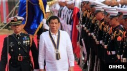 ဖိလစ်ပိုင်သမ္မတ Rodrigo Duterte ရေတပ် ဂုဏ်ပြုတပ်ဖွဲ့ကို ကြည့်ရှုစစ်ဆေးစဉ်။