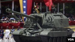 ARCHIVO - Venezuela, junto a Cuba y Nicaragua, están entre los países que más armas han comprado a Rusia en la región latinoamericana. EEUU identificó a otros seis países que poseen armamento ruso y ha ofrecido reemplazarlo por armas estadounidenses.