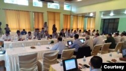 သြဂုတ်လ ၃၁ ရက်နေ့က ကျိုင်းတုံမှာ ငြိမ်းချမ်းရေးကော်မရှင်အဖွဲ့နှင့် မြောက်ပိုင်းလက်နက်ကိုင်တို့ တွေ့ဆုံစဉ်(ဓါတ်ပုံ- U Hla Maung Shwe (NRPC)