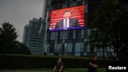中国一百货店的电视屏幕显示中国国家主席习近平5月21日出席中国人民政治协商会议全国委员会(简称全国政协)会议开幕式。