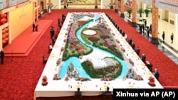 中国领导人习近平在人大会堂设宴招待前去参加北京冬奥会开幕式的各国领导人。(2022年2月5日)