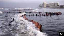资料照片:2020年5月4日,美国海军海豹突击队战术中队的申请者在加利福尼亚州科罗纳多的海军中心进行训练。