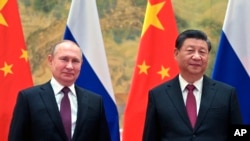 中国国家主席习近平(右)在北京冬奥会开幕之际会晤前来访问的俄罗斯总统普京。(2022年2月4日)