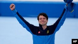 瑞典竞速滑冰选手范德普尔(Nils van der Poel)庆祝他在北京冬奥会上获两面金牌。(2022年2月6日)