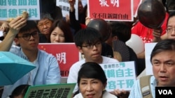香港记者协会等8个传媒组织在明报工业中心外集会,声援明报员工,要求明报撤回解雇决定,并呼吁各界一同守护守护新闻自由及明报(2016年5月2日,美国之音海彦拍摄)