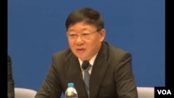 上海市副市长艾宝俊在记者会上回答美国之音记者的问题(2013年11月,美国之音东方拍摄)