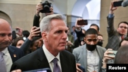 众议院共和党领袖凯文·麦卡锡(Rep. Kevin McCarthy, R-CA)星期三在国会山大批媒体包围下准备前往院会进行议长选举。