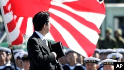 日本首相安倍晋三“自卫队日”在东京以北的朝霞驻屯地检阅自卫队。(2013年10月27日)