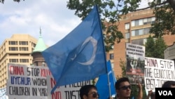 组图:维吾尔人和支持者在美国首都华盛顿街头游行抗议泰国把100余名维吾尔人遣返回中国。