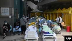 香港新冠疫情持续恶化,病人躺在一家医院外的病床上。(2022年2月15日)