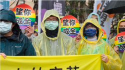 数百对跨国同婚卡关 台湾同性恋团体绑黄丝带促完成修法 数百对跨国同婚卡关 台湾同性恋团体绑黄丝带促完成修法