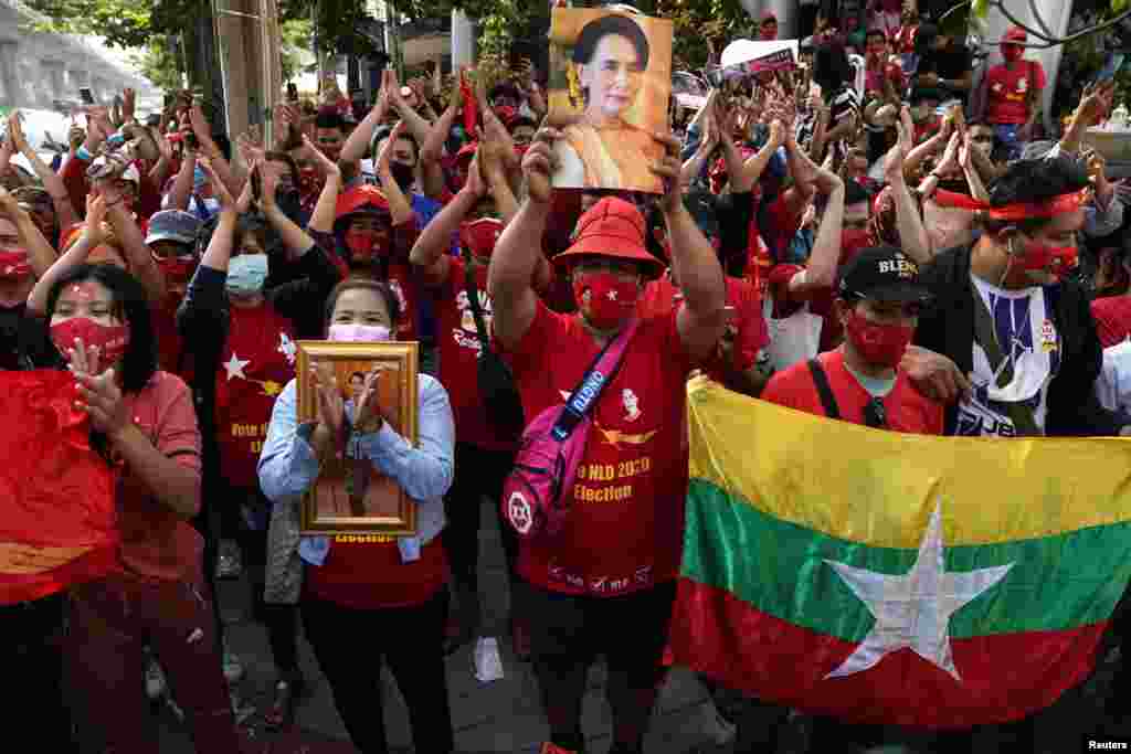 မြန်မာနိုင်ငံမှာ စစ်တပ်က အာဏာသိမ်းလိုက်တဲ့ လုပ်ရပ်ကို ကန့်ကွက်တဲ့အနေနဲ့ မြန်မာနိုင်ငံသား ရွှေ့ပြောင်းအလုပ်သမားတွေနဲ့ ထိုင်း တက်ကြွလှုပ်ရှားသူတွေ ဘန်ကောက်မြို့ မြန်မာသံရုံးရှေ့မှာ ဆန္ဒပြမြင်ကွင်း။ (ဖေဖော်ဝါရီ ၀၁၊ ၂၀၂၁)