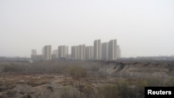 中国河北涿州由华夏幸福基业股份有限公司开发的一处住宅区建筑工地。(2021年3月19日)