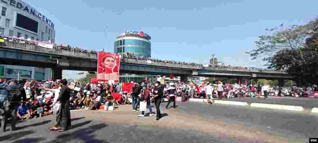 ရန်ကုန်မြို့ လှည်းတန်းအနီး စစ်အာဏာဆန့်ကျင် ဆန္ဒပြပွဲ မြင်ကွင်း။