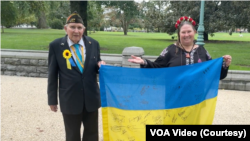 93-річний ветеран американської армії Вітаутас Пачкаускас із донькою Надією тримають прапор, подарований українськими військовими
