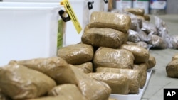资料图片:在这张澳大利亚联邦警察提供的照片中,在从中国运来的货物中含有的甲基苯丙胺包裹被截获,堆放在澳大利亚墨尔本的一个仓库里。