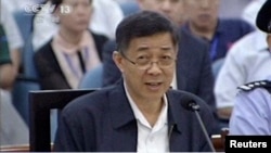 2013年8月24日薄熙来在济南中级法院上进行答辩。(路透社截图)