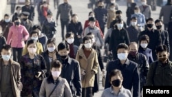 朝鲜首都平壤的人们佩戴口罩预防新冠病毒感染(共同社 /路透社 2020年3月30日)