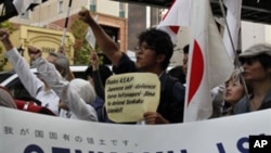 10月16日示威者在东京中国驻日本大使馆前面抗议中国政府,高举“尖阁列岛是日本领土”的标语