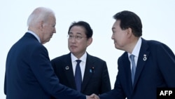 资料照片:美国总统拜登与日本首相岸田文雄和韩国总统尹锡悦在广岛七国峰会间歇举行三边会晤。(2023年5月21日)