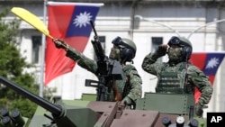 2021年10月10日庆祝国庆,台湾士兵总统府前敬礼