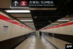 香港地铁尖沙咀站空荡荡的走道。(2022年2月21日)