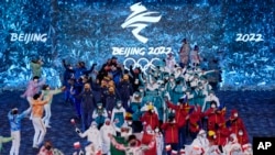 2022年2月20日,各国体育代表团参加北京冬奥会的闭幕式(美联社)。
