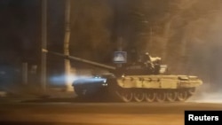 Танк у Донецьку на світанку 22 лютого 2022 р.