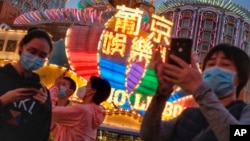 资料照:澳门葡京娱乐场外的游人在用手机拍照。(2020年1月23日)