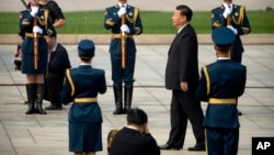 中国国家主席习近平在北京天安门广场举行的仪式上走向人民英雄纪念碑。习近平等中国领导人在烈士纪念日送了花篮(2017年9月30日)