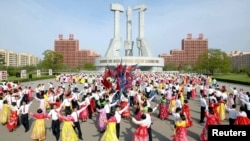 朝鲜半岛中央通讯社(KCNA)在2017年4月25日提供的照片显示,朝鲜建军节期间,人们在广场上跳舞。
