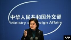 中国外交部发言人华春莹在北京的例行新闻发布会上。(2022年2月24日)