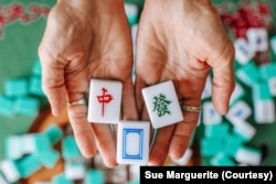 Sue Marguerite热爱打麻雀 (图片来源:Sue Marguerite)