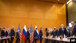 俄罗斯副外长里亚科夫和他的代表团抵达在日内瓦的会场,准备与美国副国务卿谢尔曼和她的代表团举行安全会谈。(2022年1月10日)