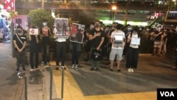 香港市民在荃湾警察首次实弹枪击示威者的地点举行默站纪念。(美国之音海彦拍摄 2019年11月1日)