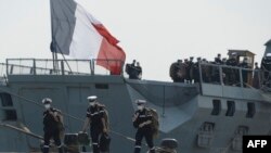 法国海军Surcouf号护卫舰的水手抵达印度科钦港准备参加联合军演。(2021年3月30日)