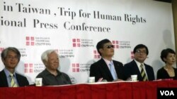 2013年6月24日,中国盲人法律维权人士陈光诚在台北举行记者会。(美国之音杨晨拍摄)