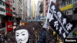 一名抗议者星期天(12月8日)参加民阵发起的人权大游行。