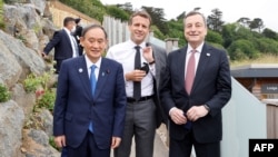 日本首相菅义伟在英国康沃尔参加七国集团峰会期间与法国总统马克龙和意大利总理德拉吉举行非正式会谈。(2021年6月11日)
