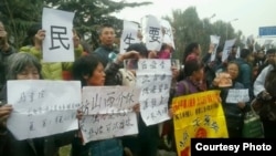 11月9日,来自中国各地的访民和维权人士来到监察部门外,表达诉求,递交《公民建议书》。已有数百人被警方带走。(维权网)
