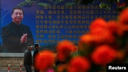 北京街头,中共十八届六中全会期间,中国人民解放军的宣传牌(2016年10月25日)。