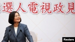 台湾总统、民进党总统候选人蔡英文在第二场电视政见辩论会后对媒体讲话。(2019年12月25日)