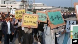 乌坎村民12月15日举着标语牌,高呼要求中央政府介入的口号