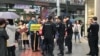 中国成都秋雨圣约教会教友户外宣教遭警察干预 (秋雨圣约教会脸书图片)